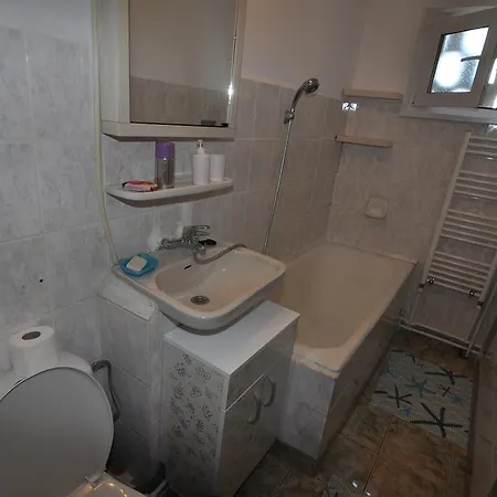 London Apartment *